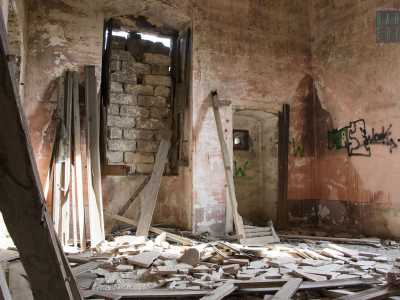 ...l� dove regna il caos: la pavimentazione � ricoperta da tegole di legno e da mattoni e le finestre sono murate. Sulle pareti scritte di ogni tipo